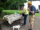 2023-07-10 Niemieczkowo, poczęstunek przy dworze.
